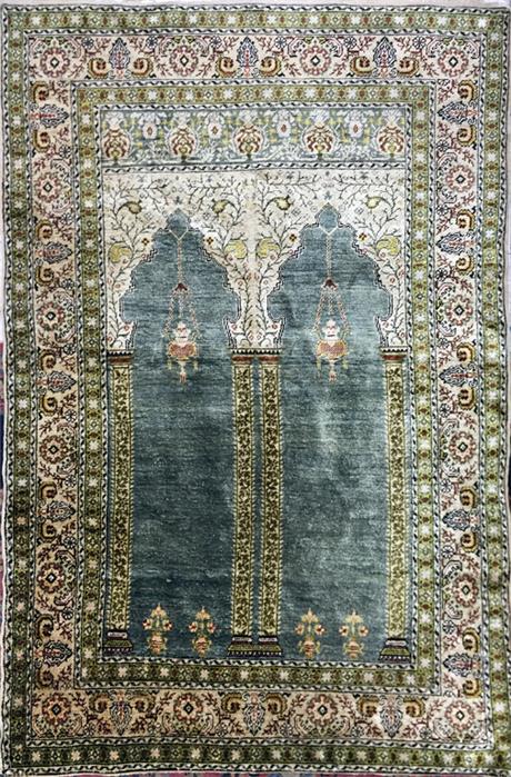 Gebetsteppich mit Seide (wohl Türkei, Anf. 20. Jh.), ca. 161x 110 cm.
