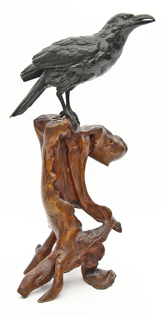 Skulptur einer Krähe oder eines Raben.