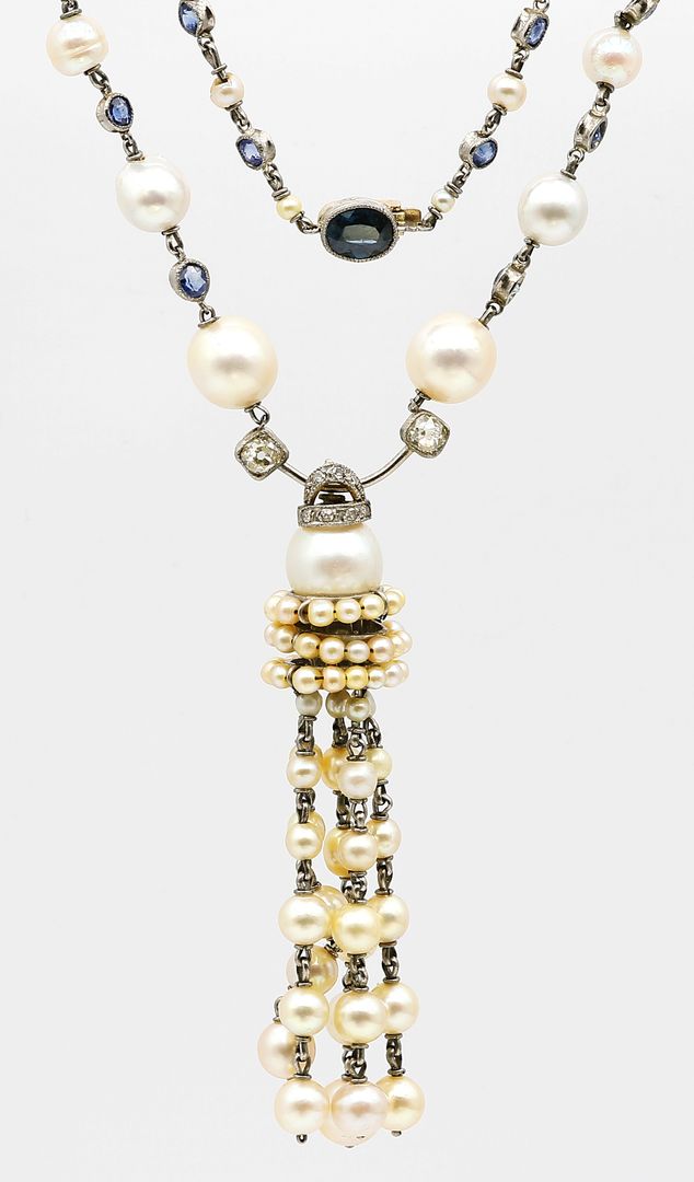Ausgefallenes Collier mit Perlen und Saphiren.