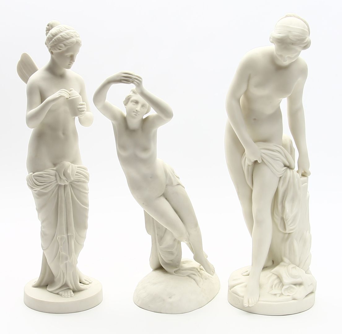Drei Akt-Skulpturen im Stil der Antike: