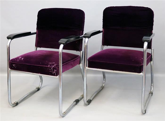 Sechs Armlehnenstühle im Bauhaus-Stil.
