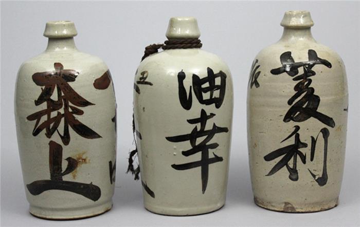 Drei Sake-Flaschen - tokkuri.