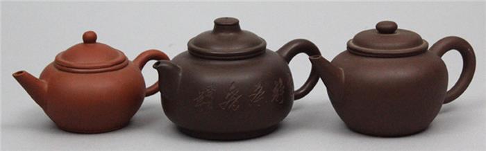 Drei Yixing-Tee-Extraktkännchen.
