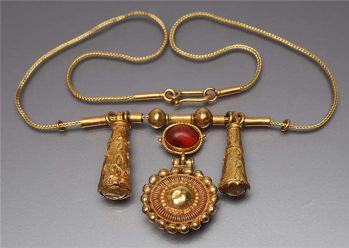 Goldcollier mit antiken Goldanhängern.