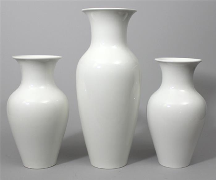 Paar Vasen nach chinesischer Form und Vase "Syringa", KPM Berlin.
