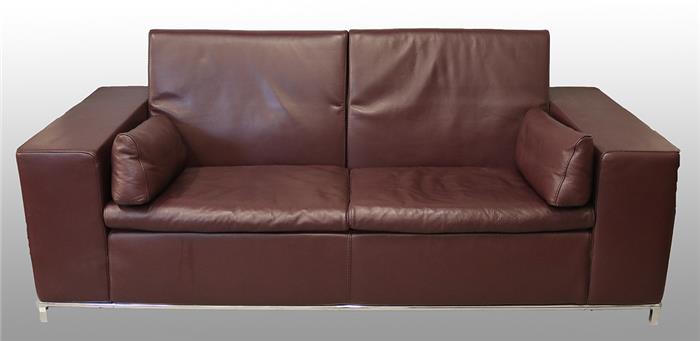Modernes Sofa mit Lederbezug.