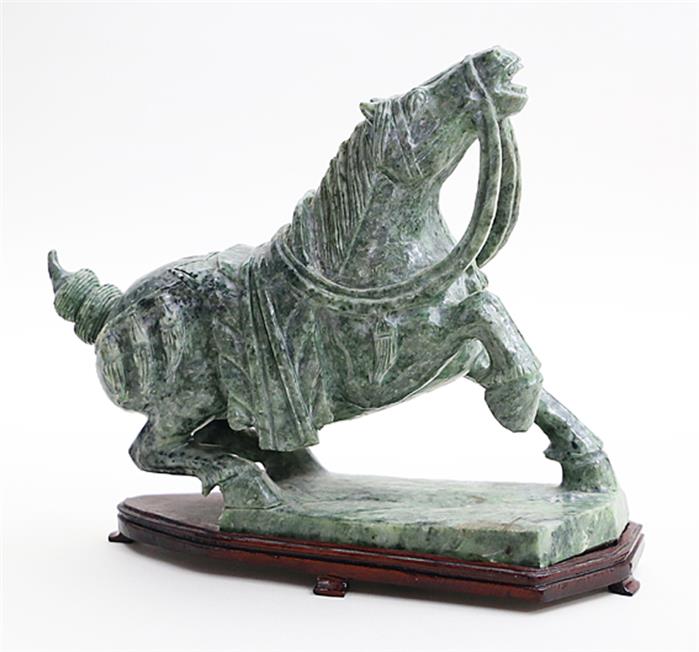 Skulptur eines Pferdes.