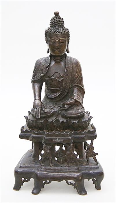 Buddha auf hohem Thron,