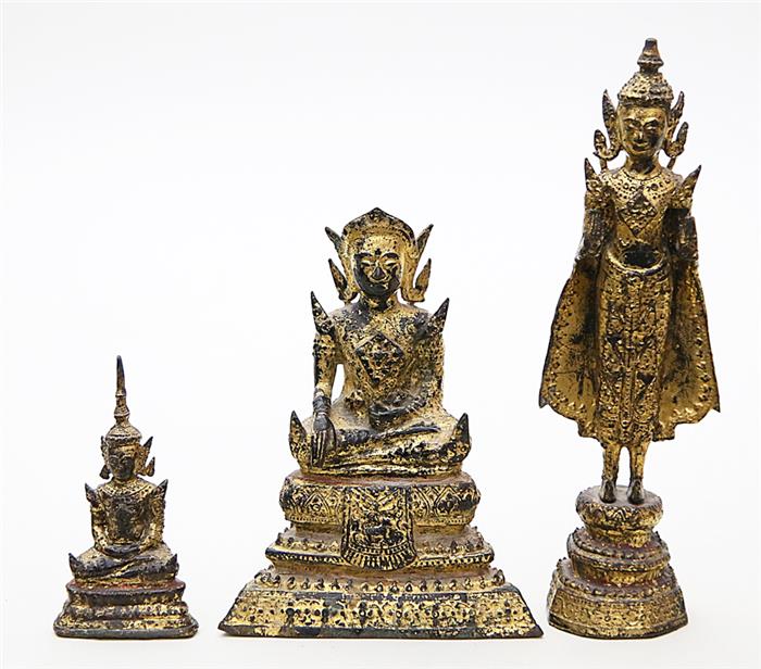 Stehender und zwei sitzende Buddha-Shakyamuni.