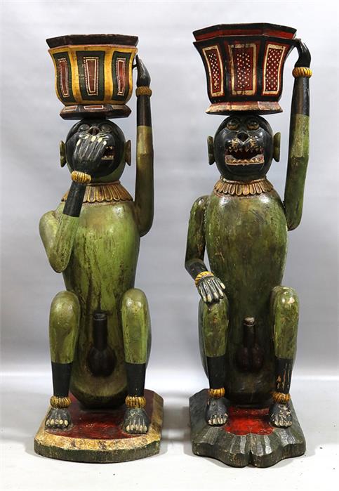 Zwei Skulpturen von Affen mit Blumenschalen. 