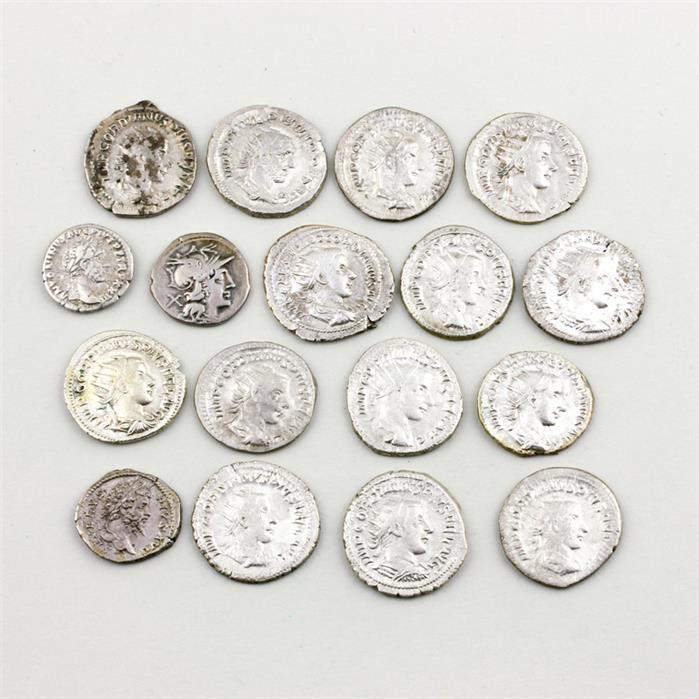 17 antike Münzen, Römische Kaiserzeit, verschiedene Regenten.