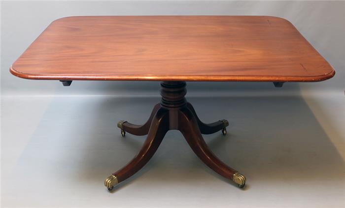 Tisch im Regency-Stil. 