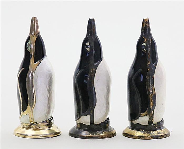Drei figürliche Salzstreuer "Pinguin".