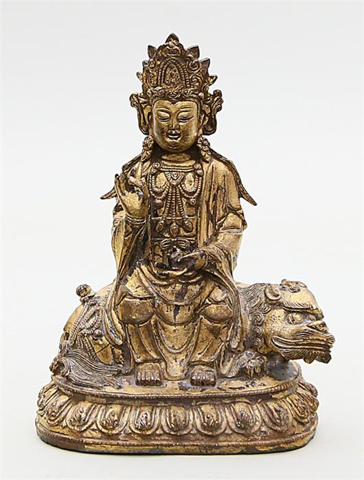 Skulptur einer Guanyin, auf Bixie sitzend.