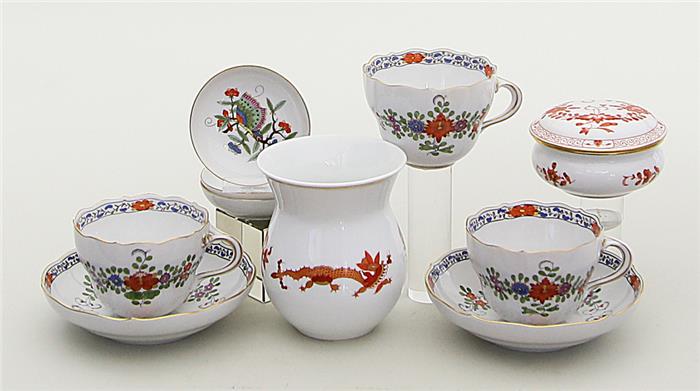 Drei Tassen mit Paar Untertassen, Vase, Dose und drei Schälchen, Meissen.