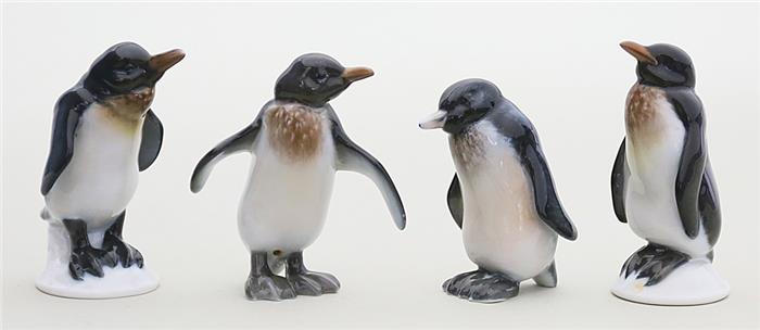 Vier Pinguinskulpturen.