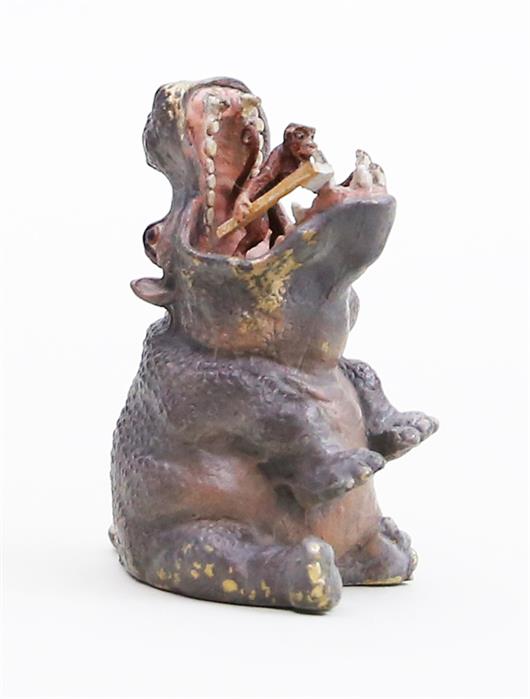Wiener Bronze "Affe im Maul eines Nilpfers, dessen Zähne putzend".