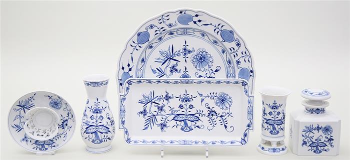 Zwei Vasen, zwei Platten, Untertasse einer Trembleuse und Teedose, Meissen.