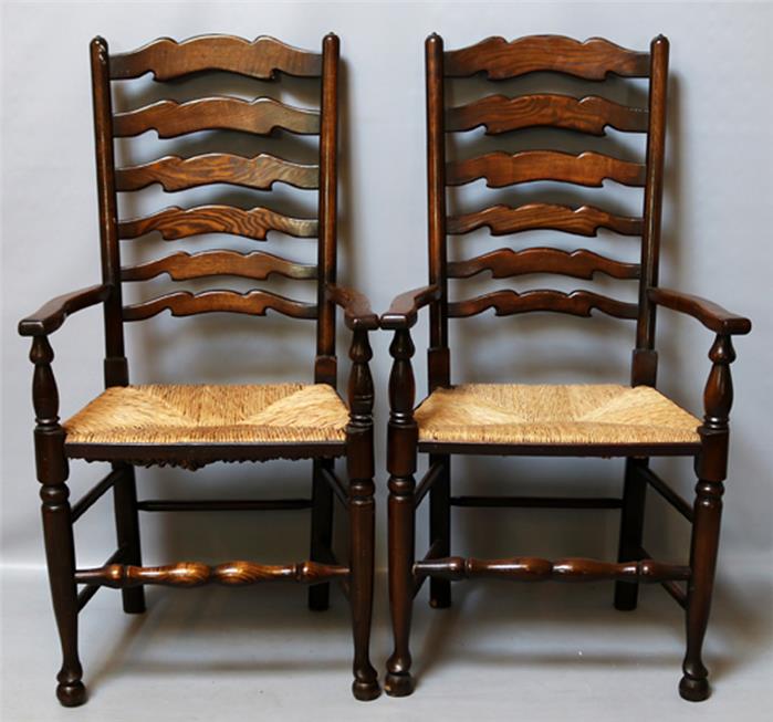 Paar Armlehnstühle und Satz von zehn so genannten "ladder back"-Stühlen.