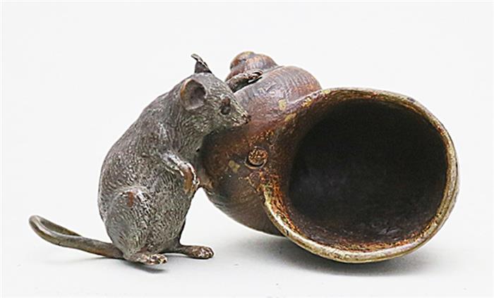 Wiener Bronze "Maus, an Schneckengehäuse stehend".