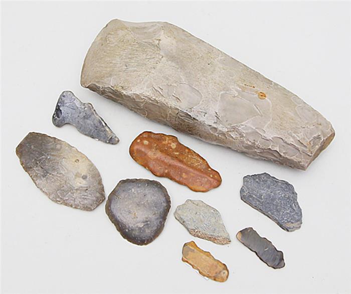 Neun neolithische Werkzeuge.