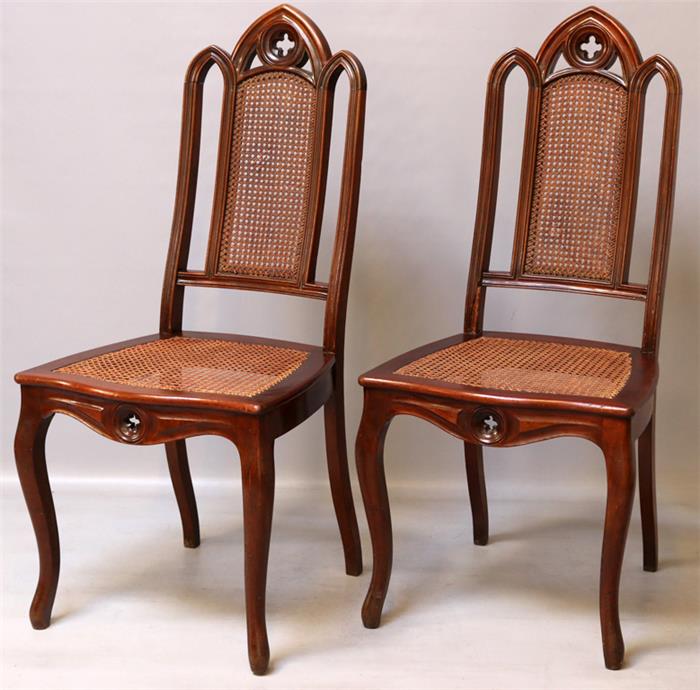 Paar Spätbiedermeier-Stühle im gotischen Stil.