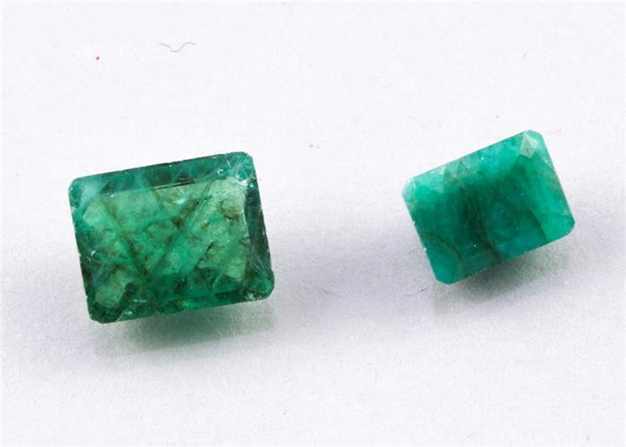 Zwei Smaragde im Emeraldcut, zus. ca. 4,85 ct.
