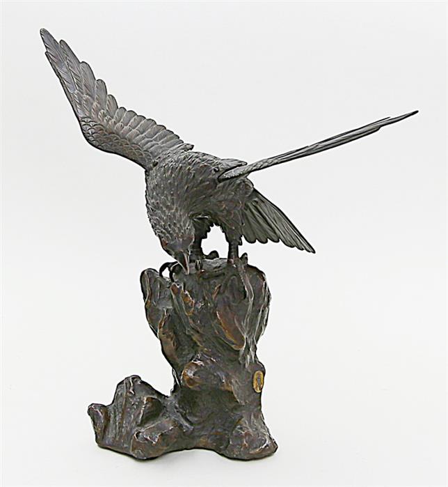 Große Adler-Skulptur.