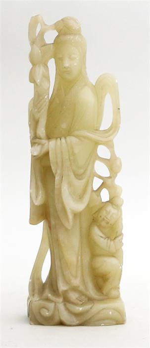 Skulptur einer stehenden, weiblichen Figur mit Adorant.