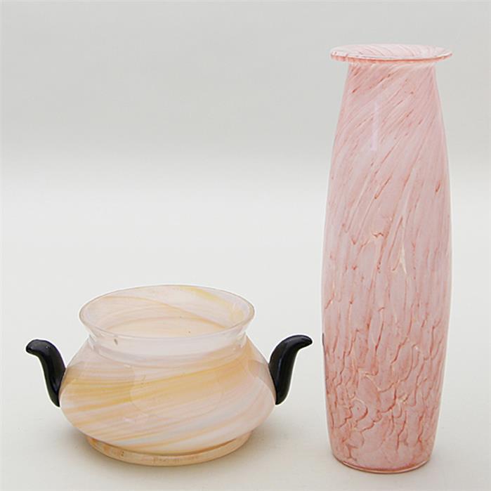 Art Deco-Vase und Henkelschale.