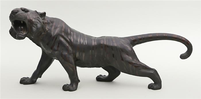 Skulptur eines Tigers.