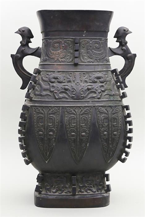 Große "Fanghu"-Vase im archaischen Stil.