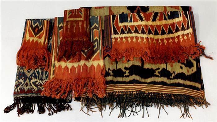 Sechs Ikat-Textilien, Sulawesi.