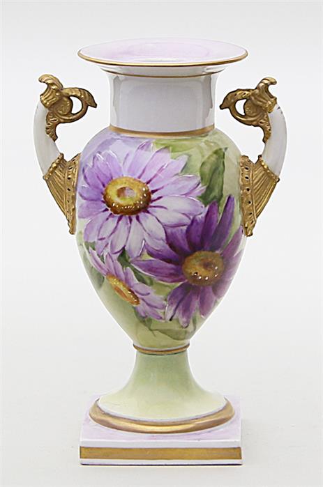 Französische Vase mit Volutenhenkel, KPM Berlin.