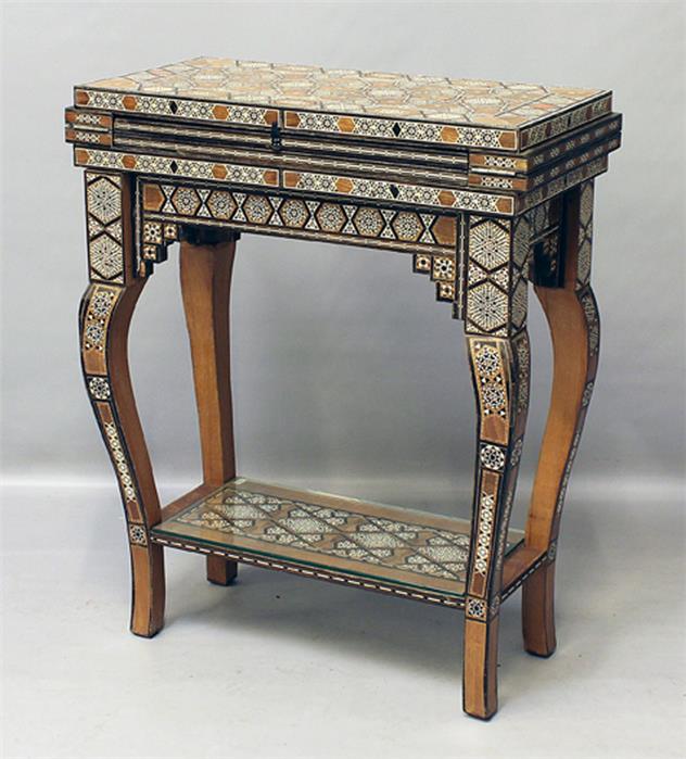Spieltisch im orientalischen Stil.