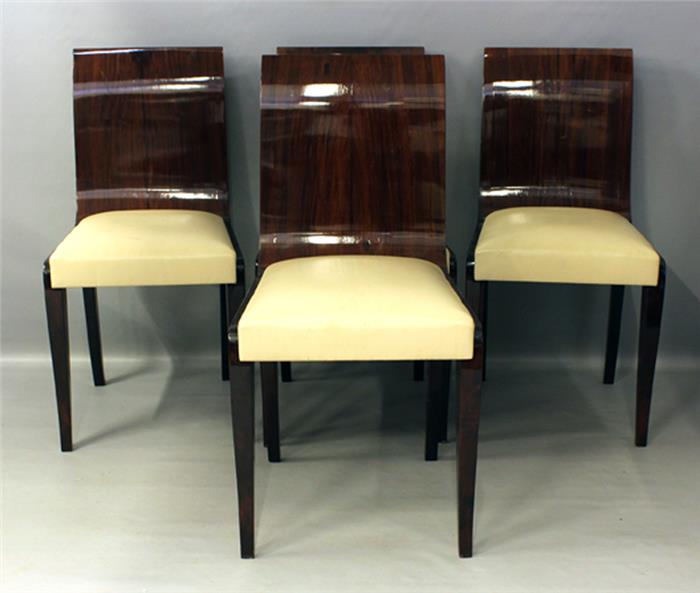 Vier Stühle im Art Deco-Stil.