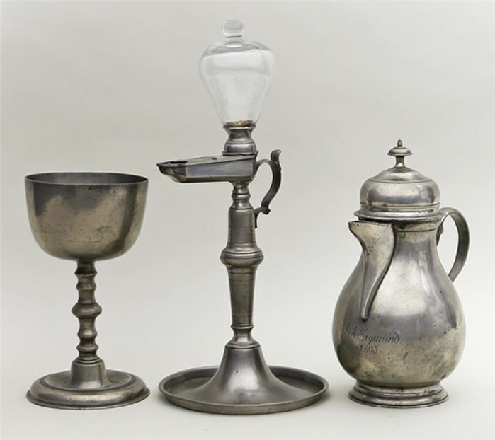 Öllampe mit Stundenglas, Kanne und Pokal.