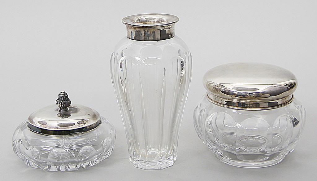 Moderne Vase und zwei Dosen.