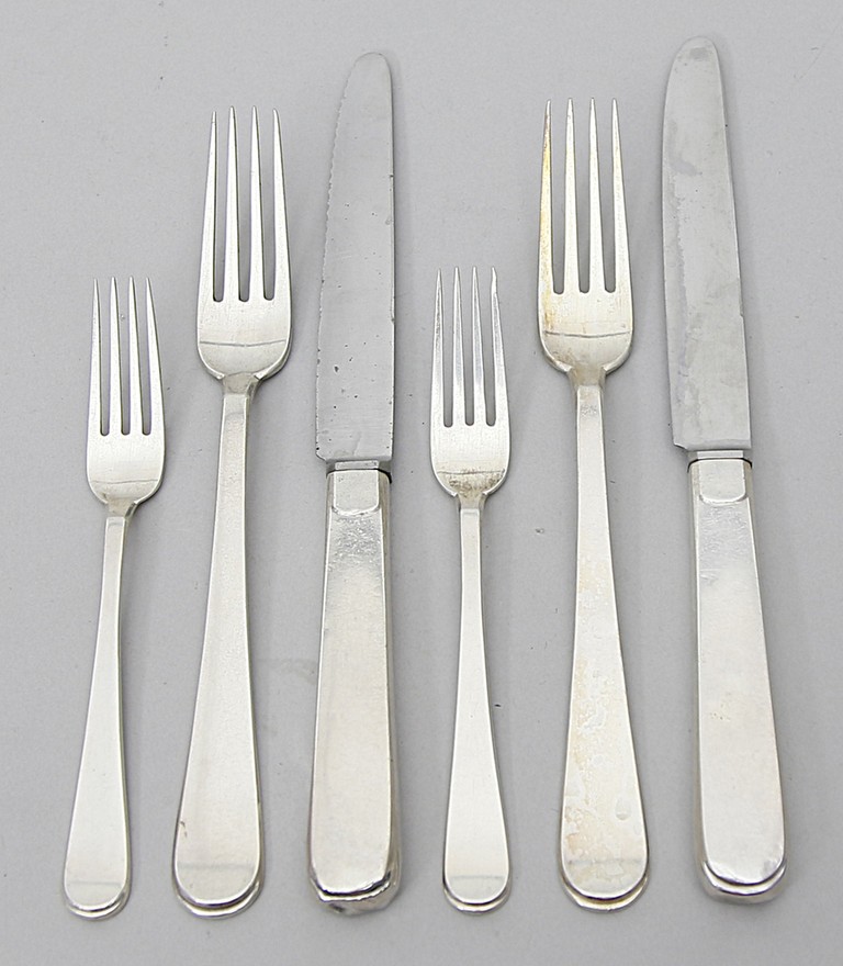 Sieben Gabeln, sechs kleine Gabeln und sechs Messer im Art Deco-Stil.