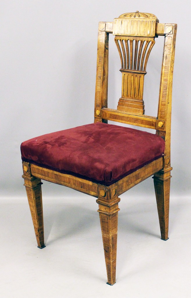 Klassizistischer Stuhl.
