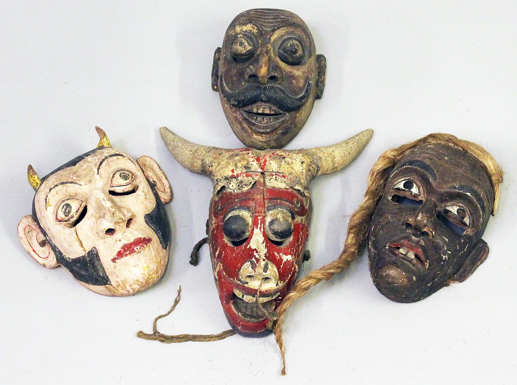 Vier div. Masken.