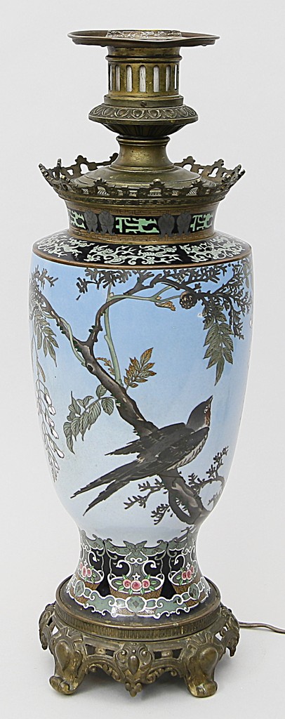 Feine Cloisonné-Vase, als Tischlampe montiert.