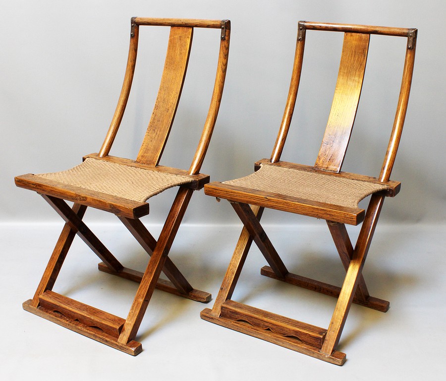 Paar Klappstühle (Folding Chairs).