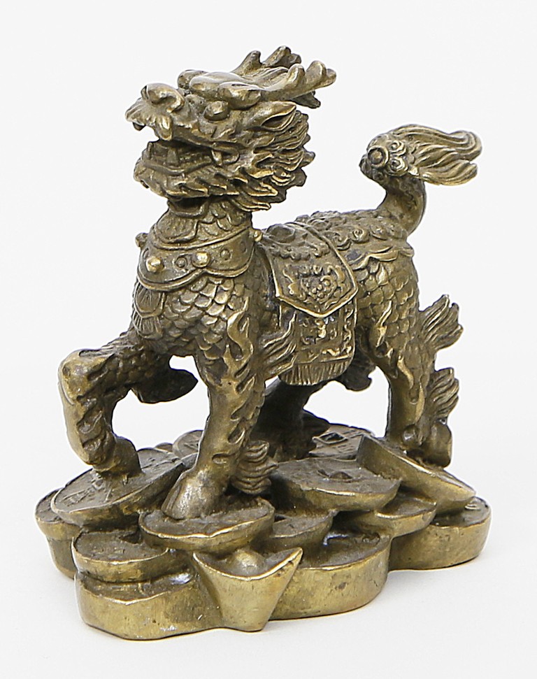 Skulptur eines Qilins auf Cash-Coins.