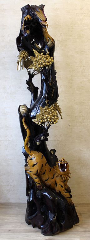 Skulpturengruppe "Tiger und Adler mit Baum".