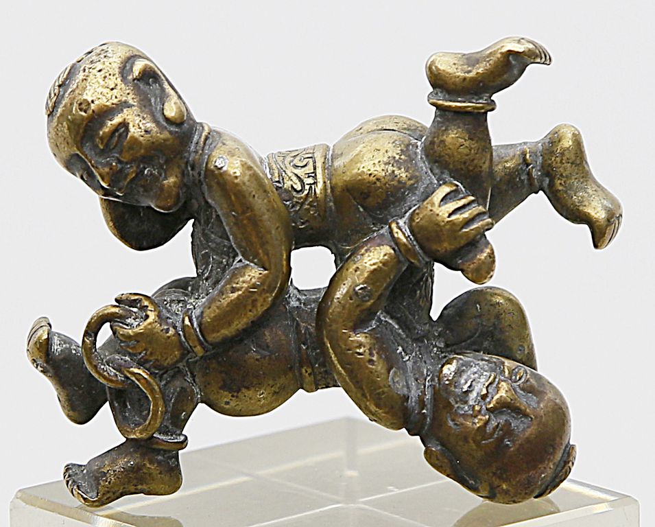 Skulptur zweier Akrobaten.