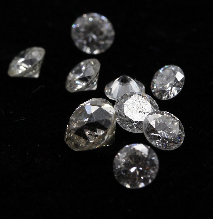 Lot aus acht Brillanten und einem Diamanten im Altschliff, zus. ca. 1,95 ct.