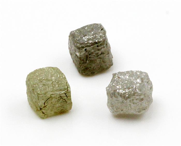 Drei Rohdiamanten, zus. ca. 2,66 ct.