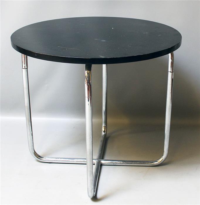 Tisch im Bauhaus-Stil.