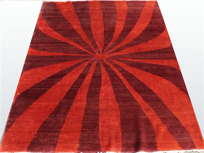 Moderner, zweifarbiger Teppich mit stilisierter Sonne, ca. 290x 200 cm.